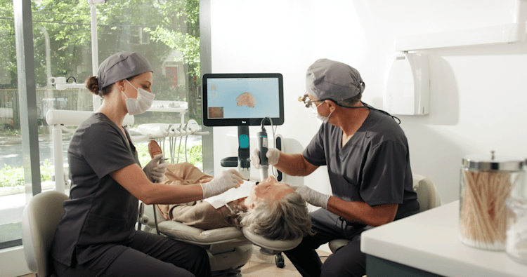 image-text-and-media-doctors-using-iTero