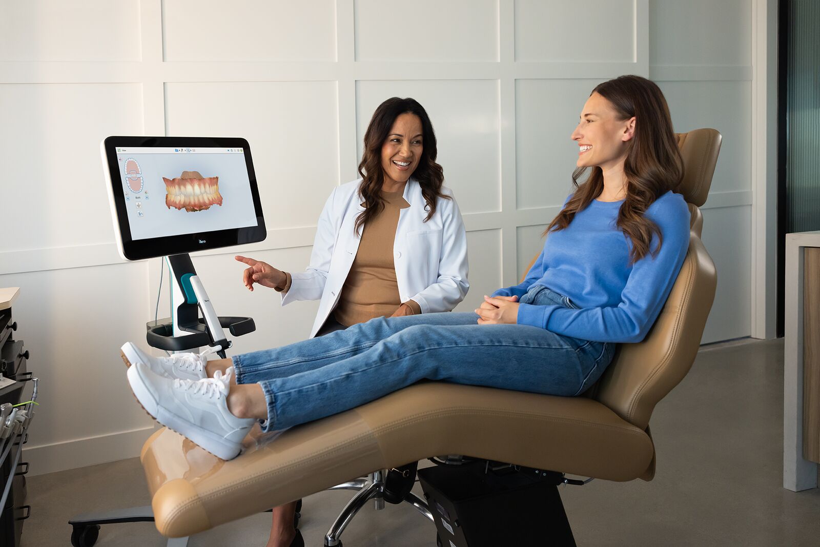 Large JPG-iTero Lumina - Lifestyle (Shot _16_ScreenIn_0224_LR)